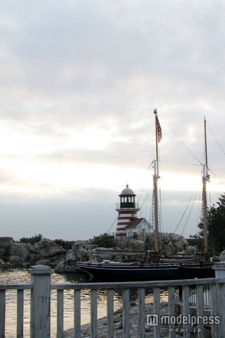 静かな空間で、小さな港町を眺めることができます。