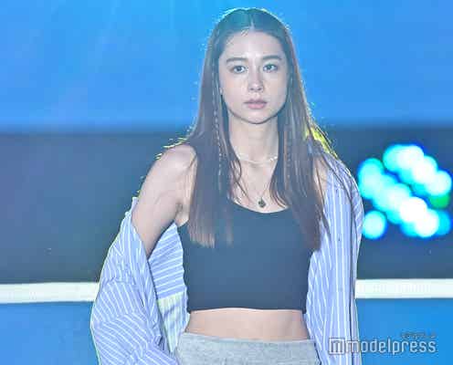 Niki、美ウエストチラリ 肩出しコーデで魅了<GirlsAward 2022 S/S>