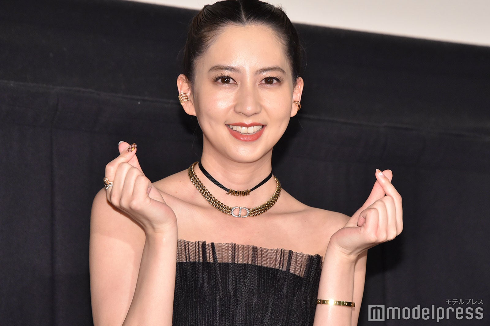 河北麻友子、黒ドレスで美デコルテ堂々披露 次世代ハリウッドスターにうっとり＜DUNE／デューン 砂の惑星＞