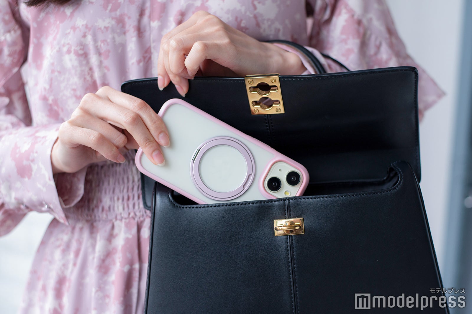 フラットなのでかさばらない（C）モデルプレス