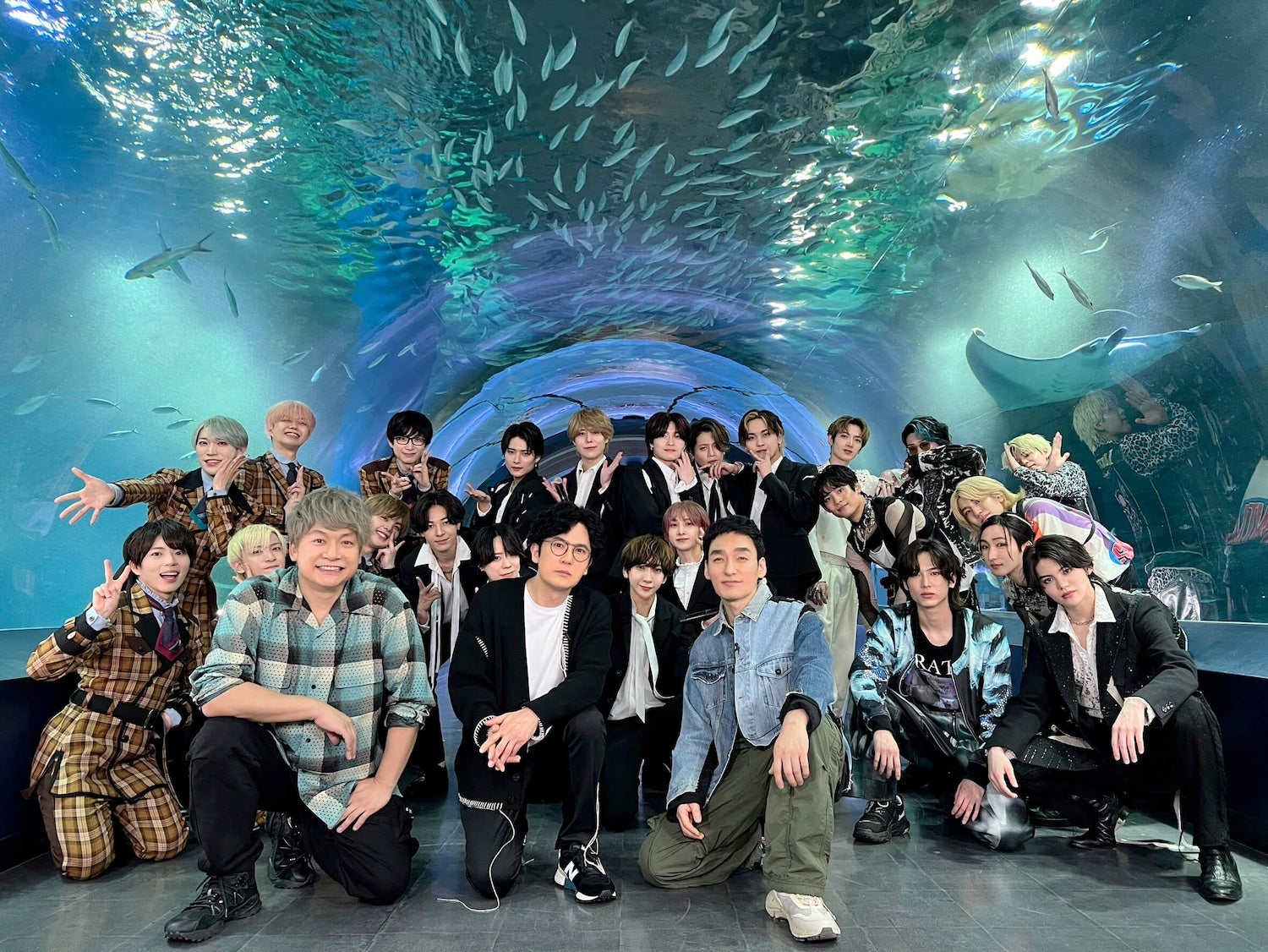 XY、パンダドラゴン、BLACK IRISらと写真を撮る香取慎吾、稲垣吾郎、草なぎ剛（C）AbemaTV, Inc.