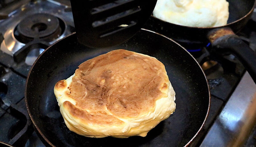 福カフェ パンケーキ調理_2