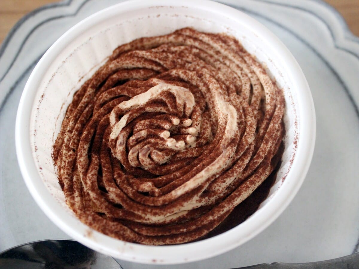 表面だけ見るとチョコレートケーキのようですが……