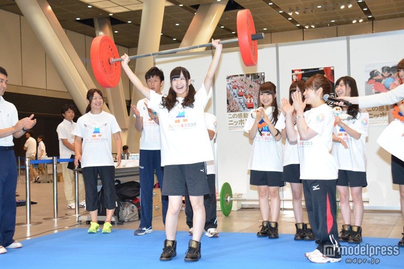 ウエイトリフティングに挑戦する佐藤すみれ