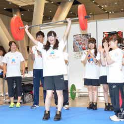 ウエイトリフティングに挑戦する佐藤すみれ