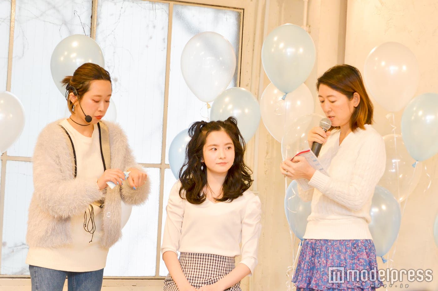 白雪フェイスをレクチャーする柳亜矢子氏(左)、「ar」編集長・笹沼彩子氏(右)(C)モデルプレス