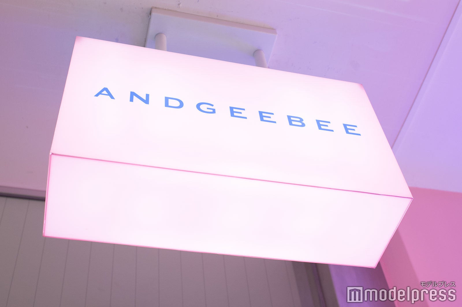 店頭の看板「ANDGEEBEE」ラフォーレ原宿店（C）モデルプレス