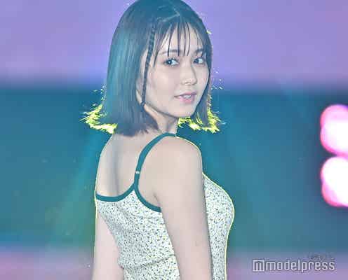 髪20cmバッサリの久間田琳加、“ボブくま”お披露目 キュートにランウェイ<GirlsAward 2022 S/S>