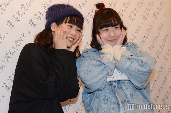 ファンと2ショット写メ撮影(C)モデルプレス