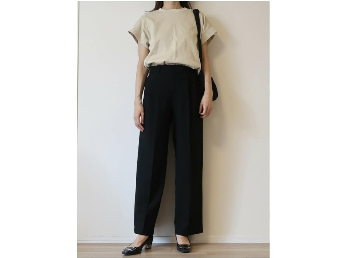 ウエストまわりにはタック効果でゆとりがあり、太めではきやすい