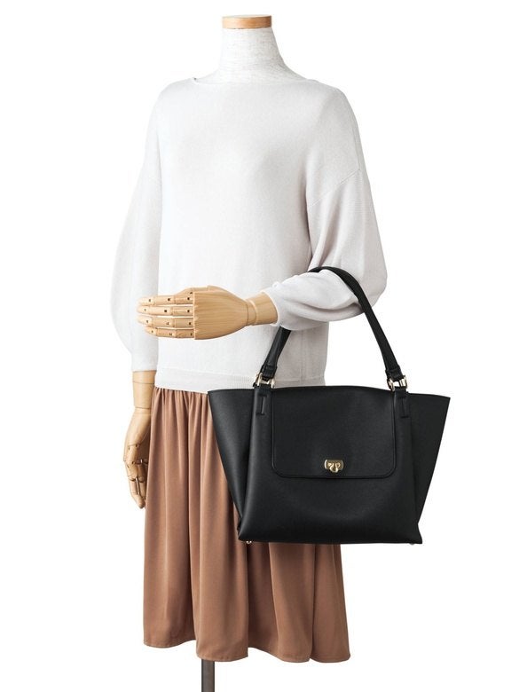 柔らかいフェイクレザーで女性らしく