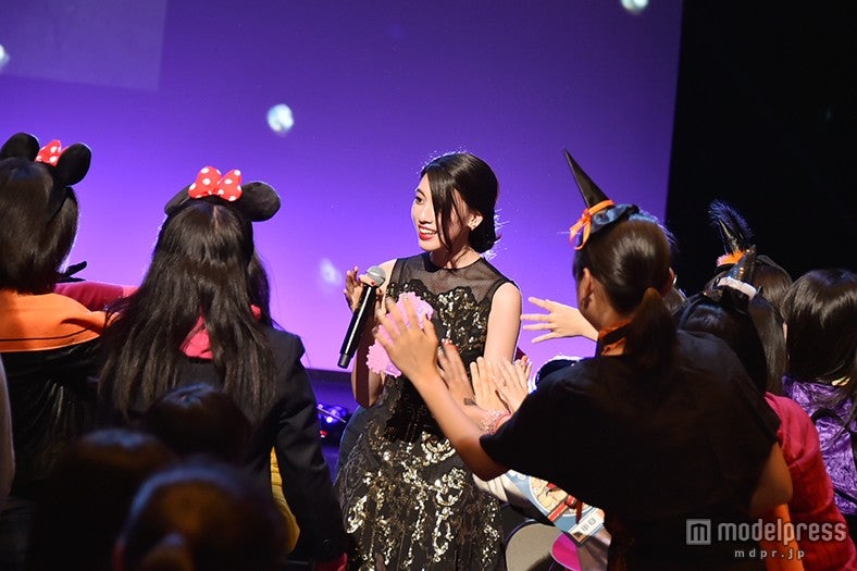 客席に降りてファンと交流