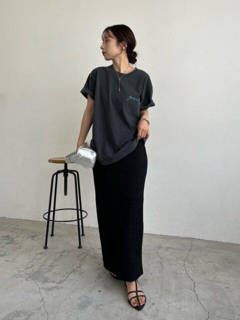 黒スカート　コーディネート　Tシャツ