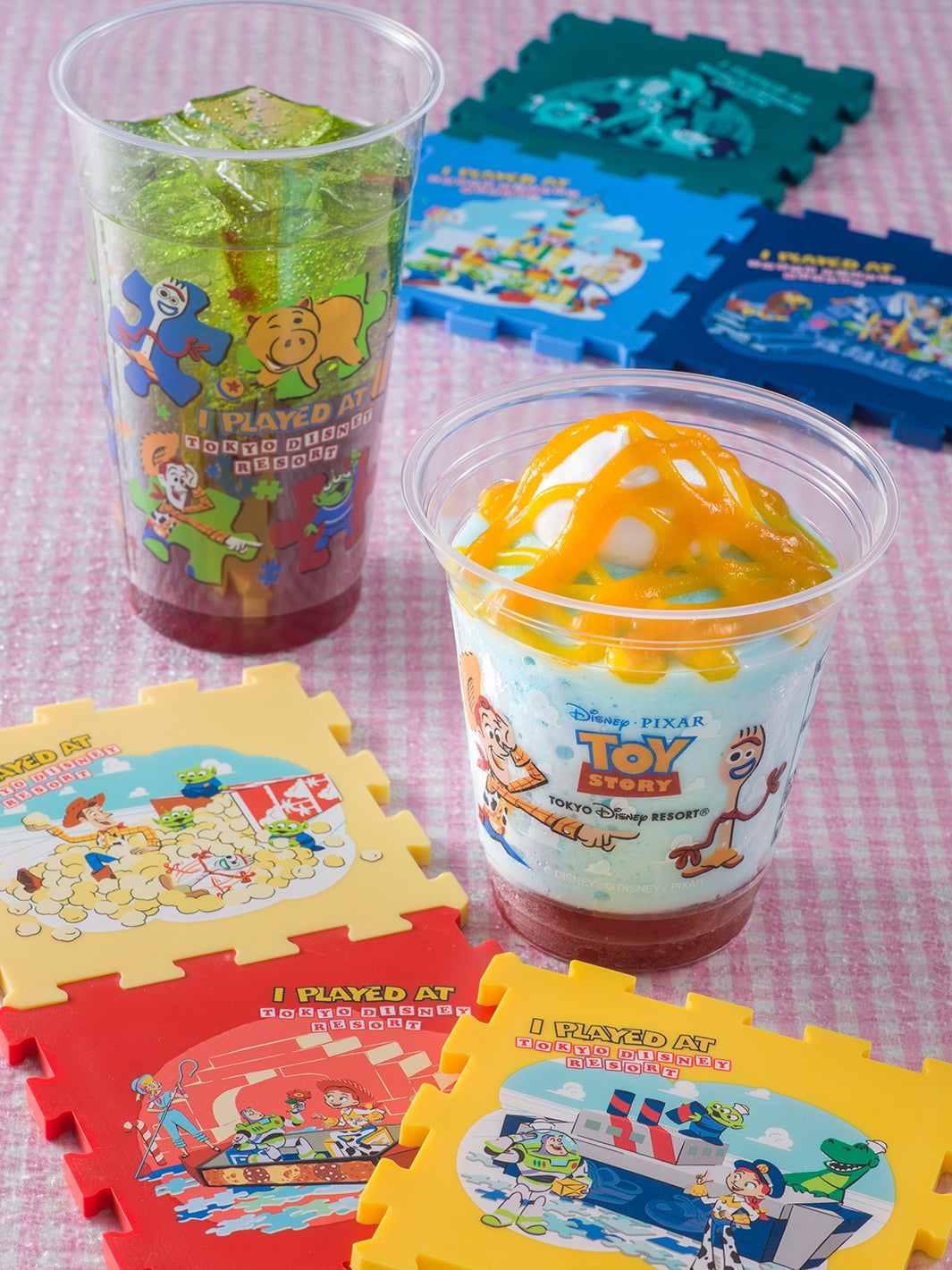 カラフルなドリンクとスーベニアコースター （C）Disney／Pixar