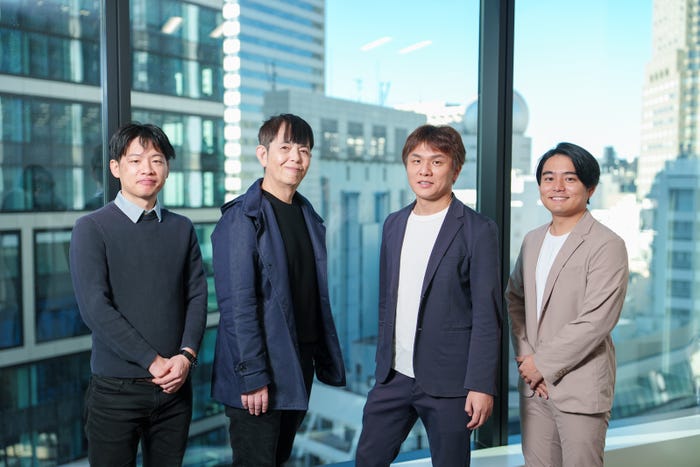 (右から2番目)山本智也氏(提供画像)