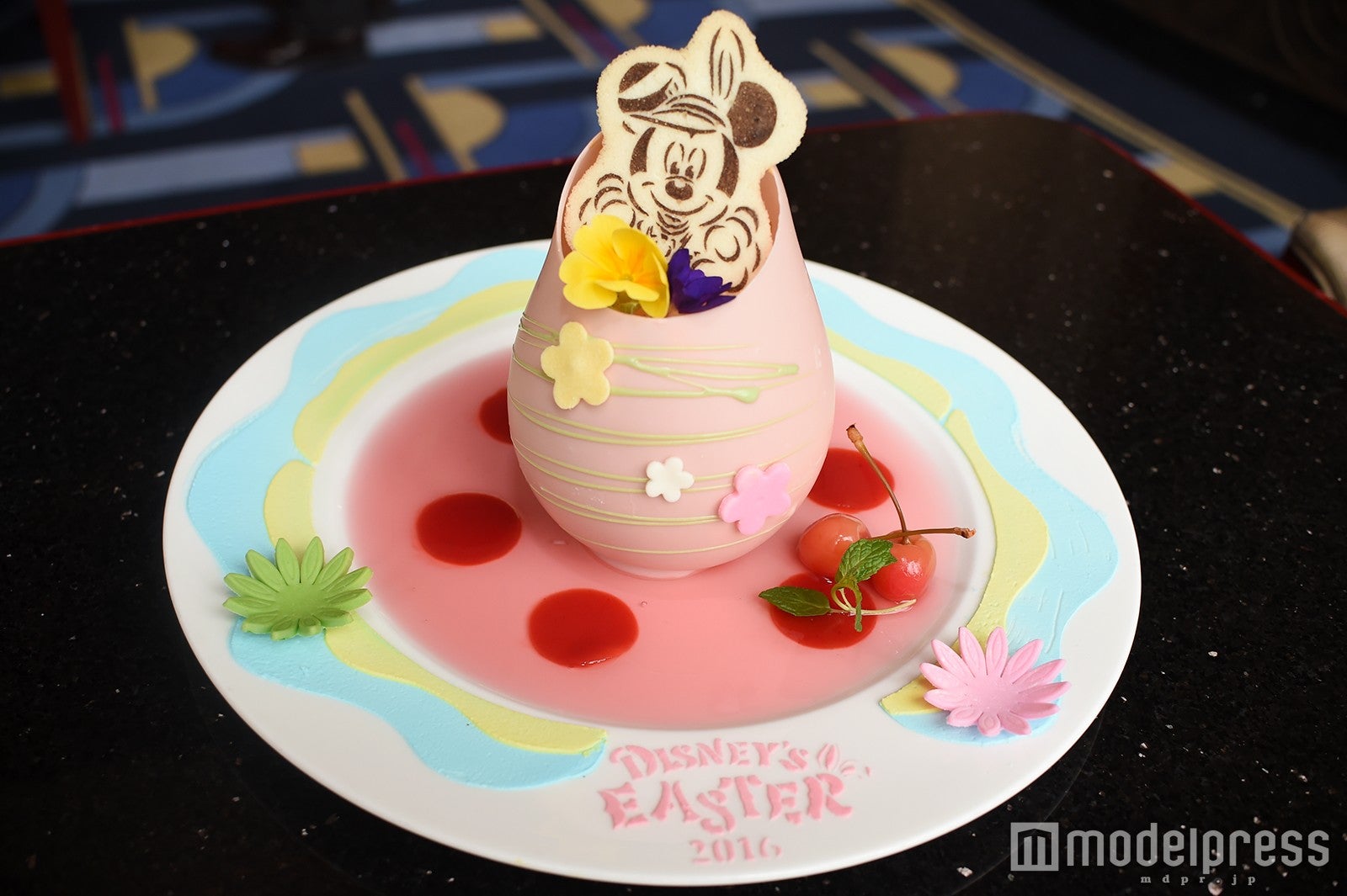 オレンジのクレームブリュレとグリオットチェリーのソルベ（C）モデルプレス