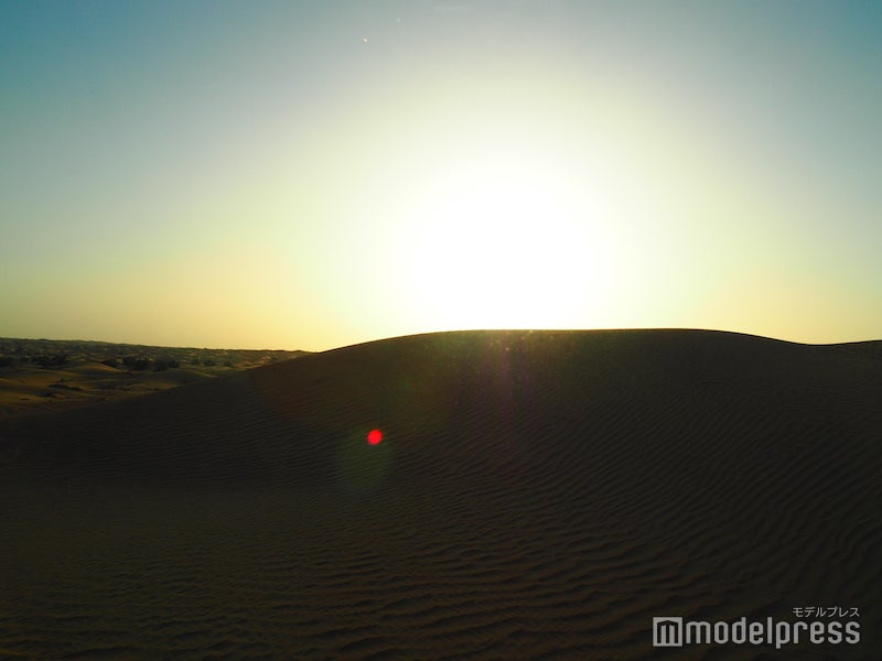 砂漠に沈む夕日は幻想的で美しい光景（C）モデルプレス
