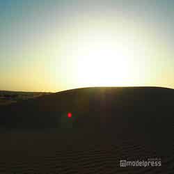 砂漠に沈む夕日は幻想的で美しい光景（C）モデルプレス