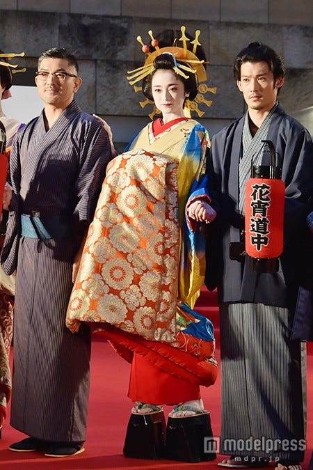 安達祐実(中央)