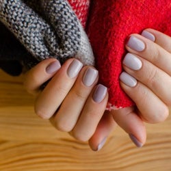 ネイルは爪に悪いはもう古い!今どきネイルはケアとオシャレを同時に楽しむ♡