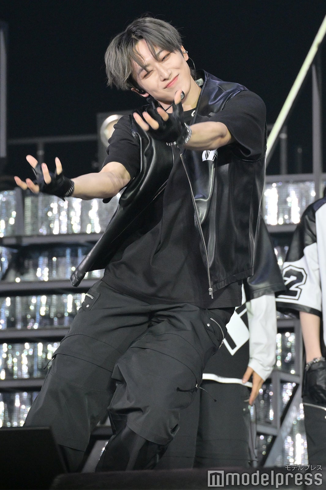 にこにこ笑顔でダンスチャレンジをするFUMA「BEAT AX」&TEAM（C）モデルプレス