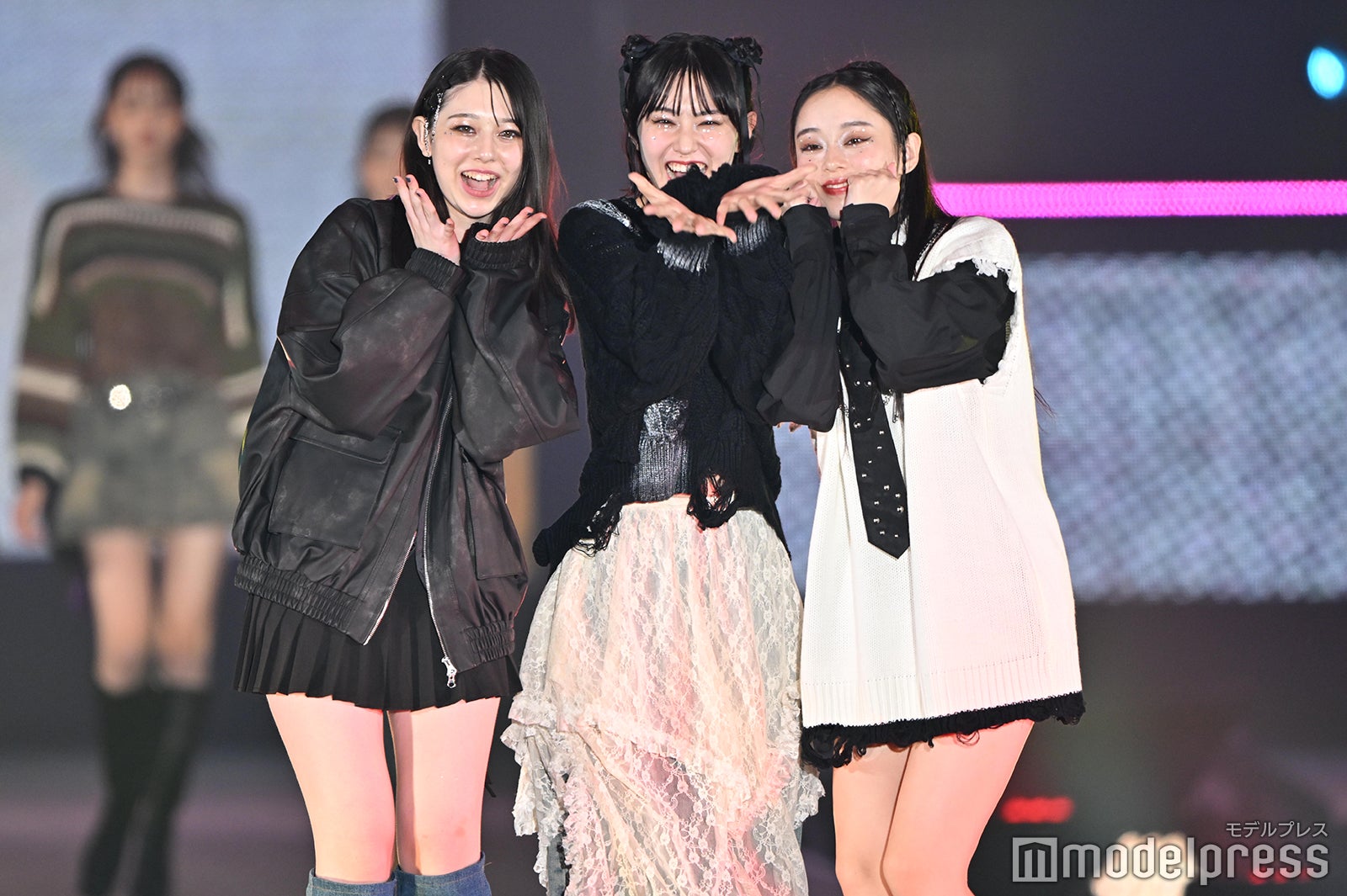 石川花、森崎美月、佐藤不二子「Seventeen」ステージ（C）モデルプレス