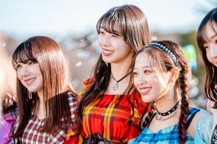 石田亜佑美、牧野真莉愛、小田さくら/「真夜中にハロー!」第10話より(C)「真夜中にハロー!」製作委員会