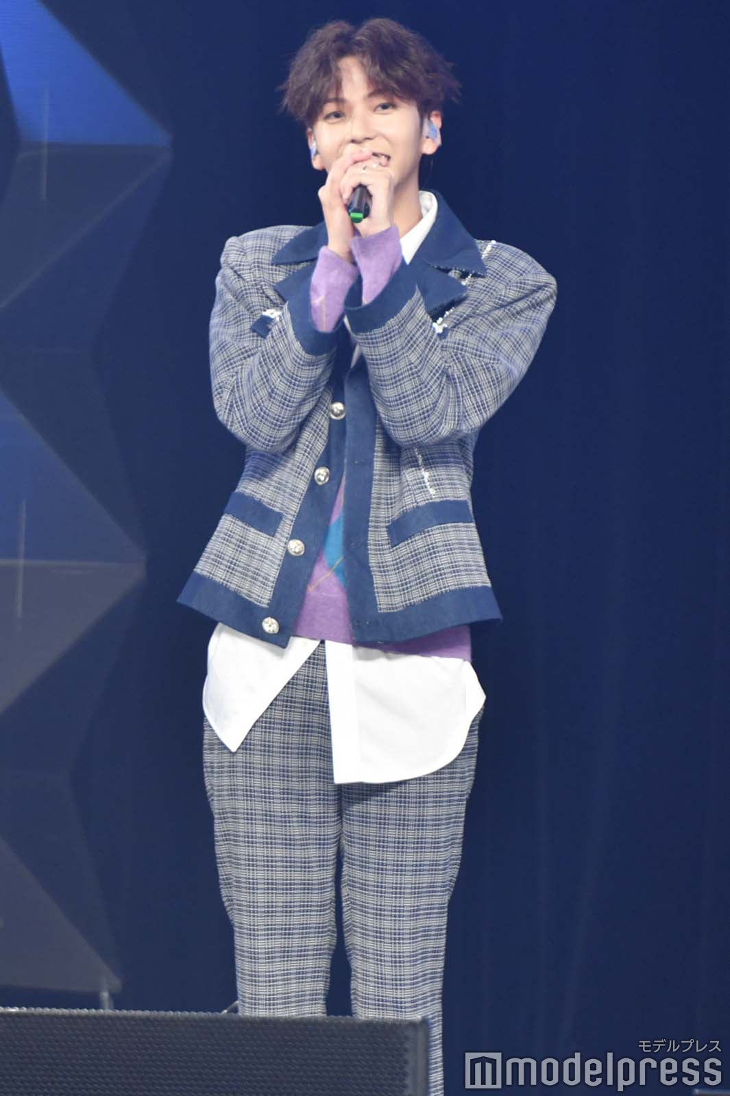 自己紹介するアントニー（C）モデルプレス