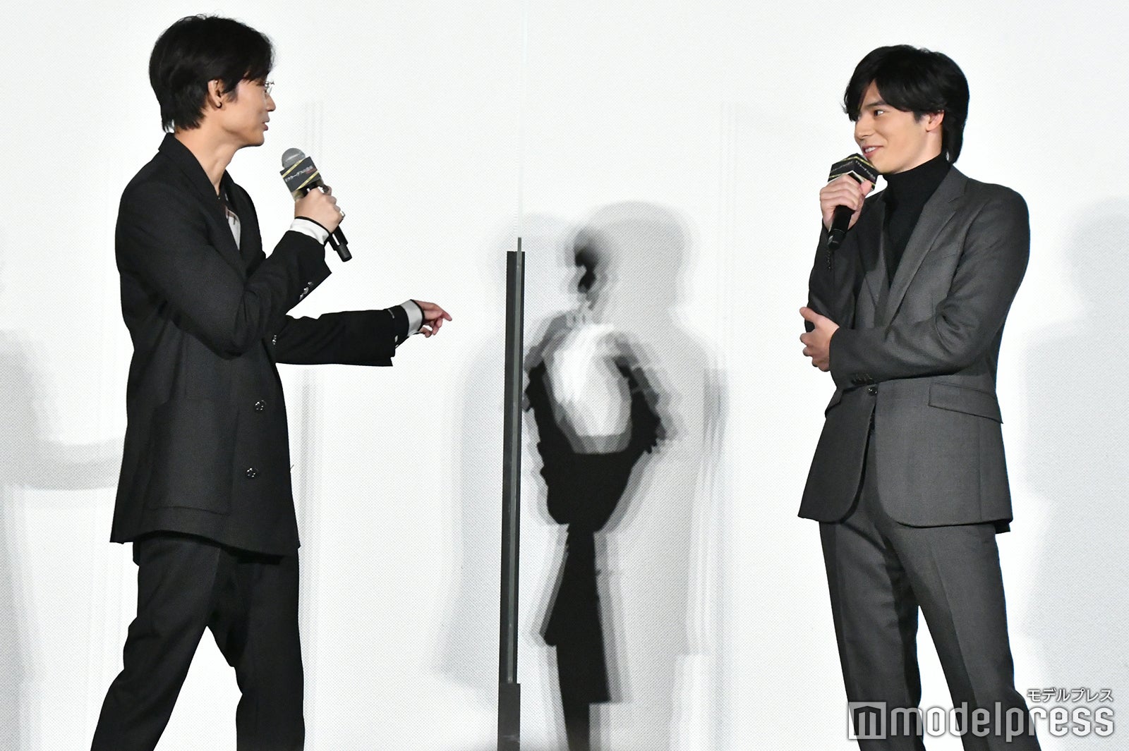 綾野剛、岡田健史 （C）モデルプレス