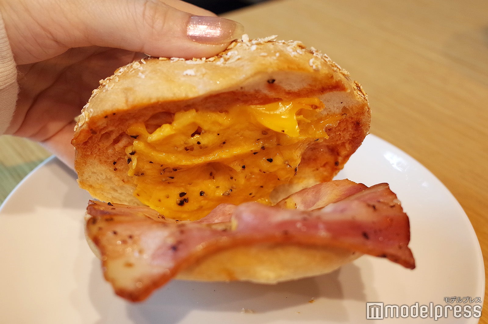 ベーコンエッグチーズ ベーグルサンド（C）モデルプレス
