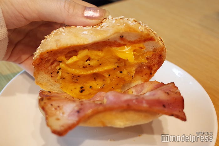 ベーコンエッグチーズ ベーグルサンド(C)モデルプレス