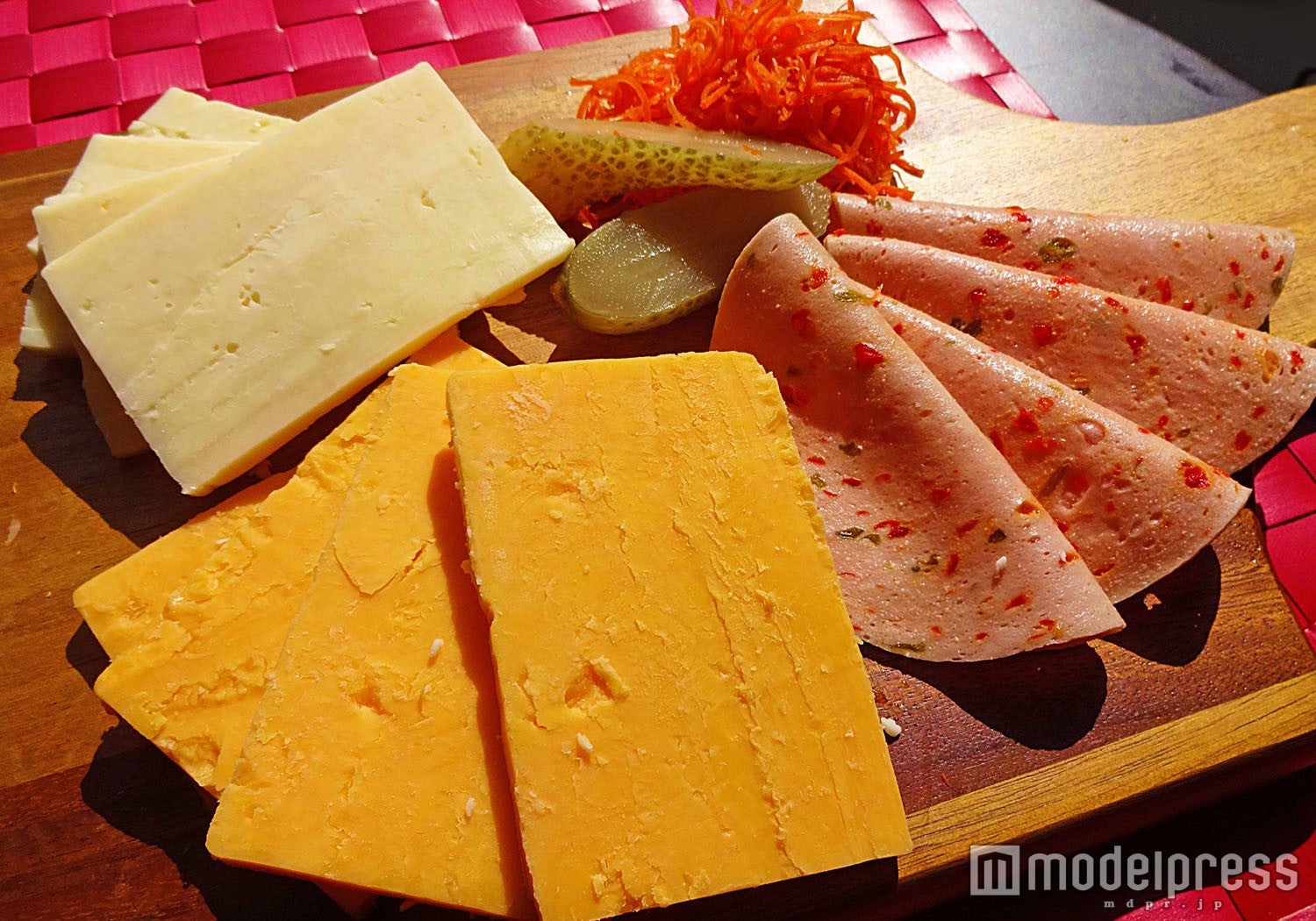 ビールに合うチーズやハム／画像提供：オオサカオクトーバーフェスト事務局
