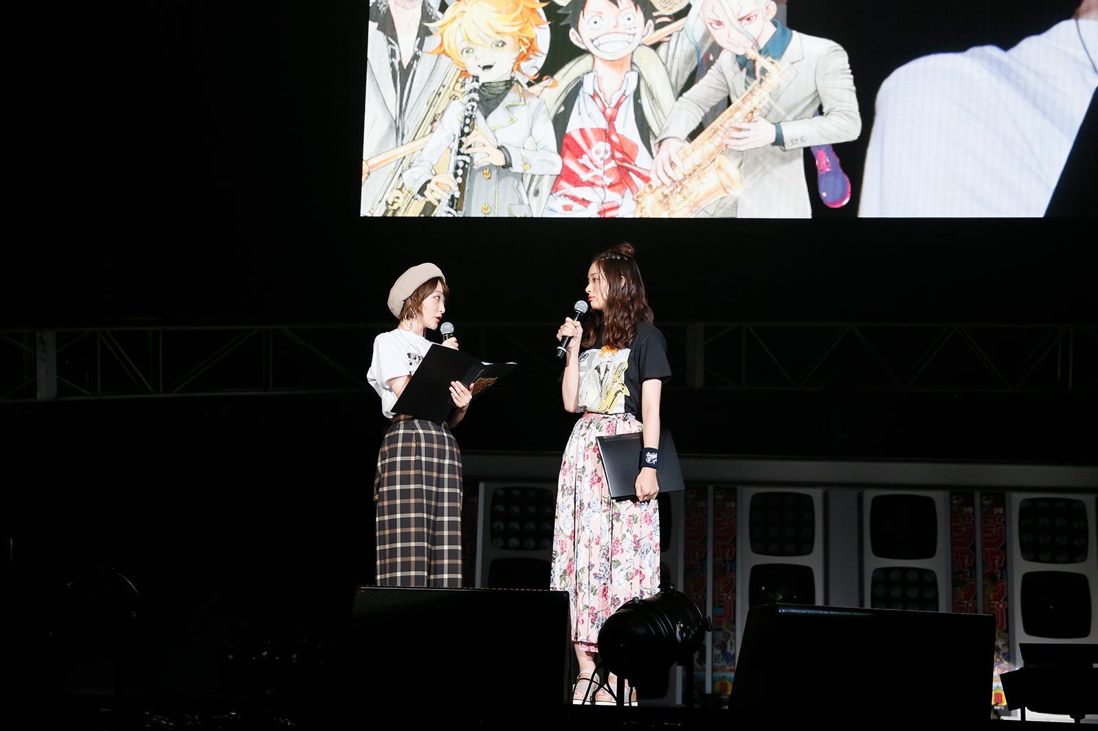 生駒里奈、足立梨花（C）JUMP 50th Anniversary（C）JUMP 50th Anniversary