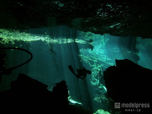 チャックモールのセノーテ、光が差し込む様はまるで異世界のよう／photo by amanderson2