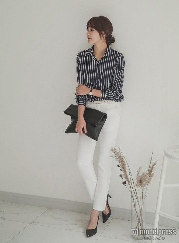 黒地の長袖ボタンストライプシャツに白パンツを合わせて／画像提供：「ENVY LOOK」