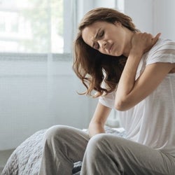 その肩こり、腕の疲れが原因かも?腕を伸ばして肩スッキリの簡単ストレッチ