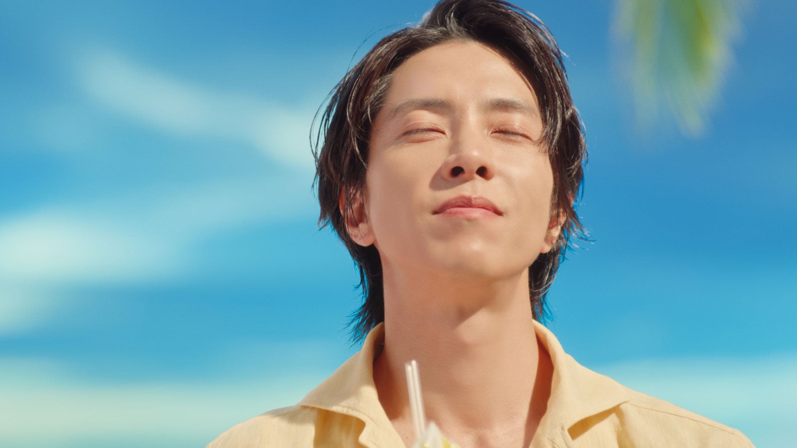 山下智久／新TVCM「マックカフェ『フラッペしちゃった すいか＆パイン』」篇より（提供写真）