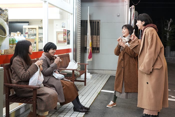 第8話のコンビニ前でのシーン/木南晴夏、安藤サクラ、水川あさみ、夏帆 (C)日本テレビ