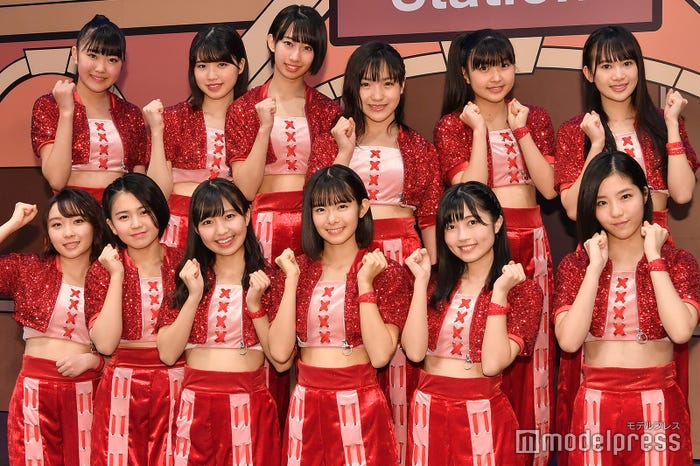 BEYOOOOONDS(前列左から:高瀬くるみ、平井美葉、島倉りか、山﨑夢羽、西田汐里、一岡伶奈、後列左から:江口紗耶、小林萌花、前田こころ、清野桃々姫、岡村美波、里吉うたの)(C)モデルプレス