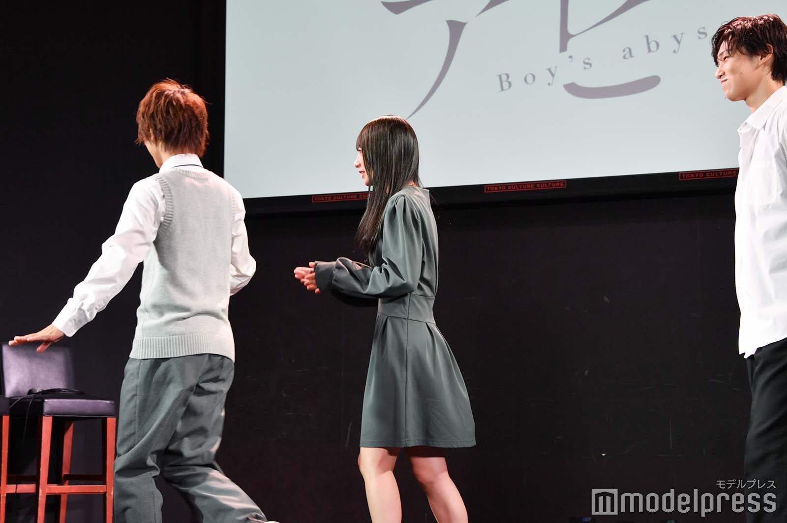 降壇のタイミングに迷う荒木飛羽と後ろから教える北野日奈子、2人を見守る堀夏喜 （C）モデルプレス