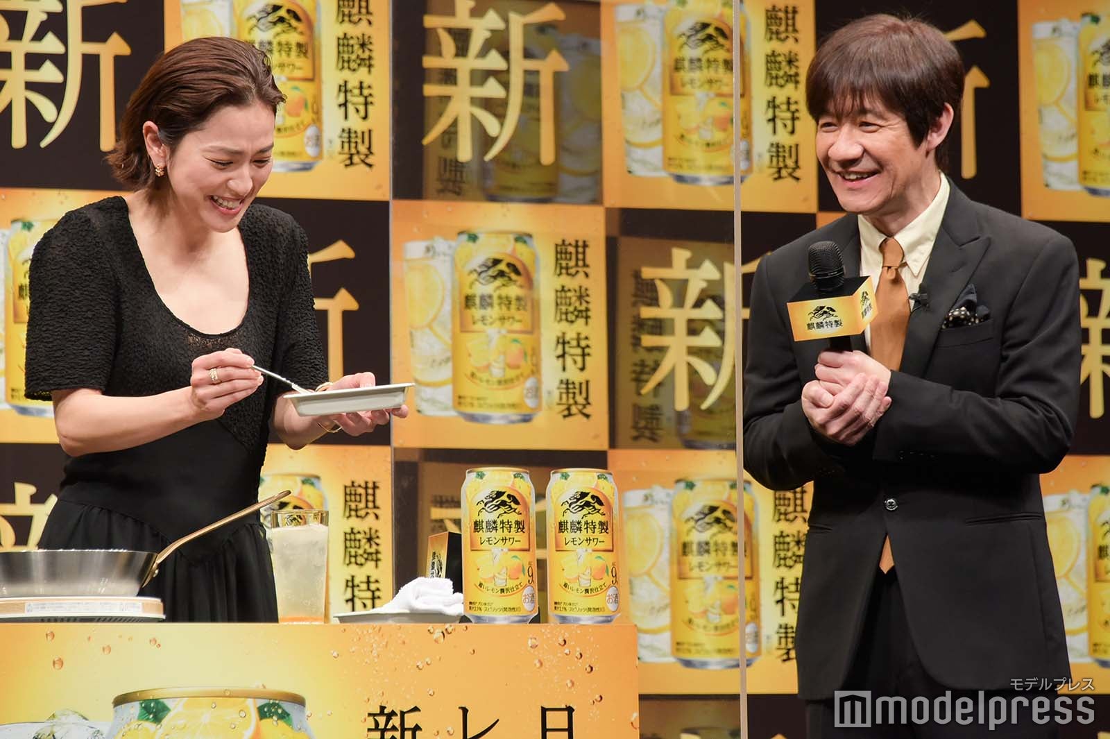 中村アンを見守る内村光良 （C）モデルプレス