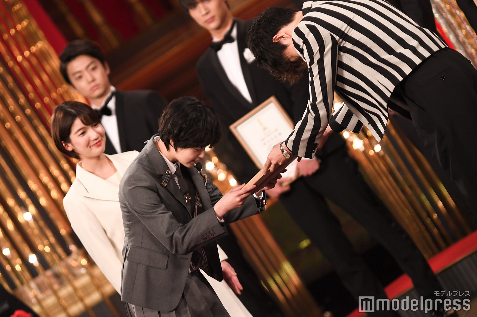 プレゼンター・菅田将暉が平手友梨奈へ（C）モデルプレス