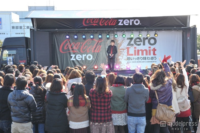 巨大トレーラーから登場したTAKAHIRO