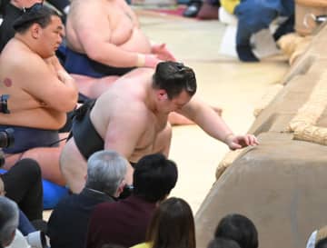 安青錦が負け越しリーチ「いい相撲を取りたい」尻もちつき土俵下に落ちる