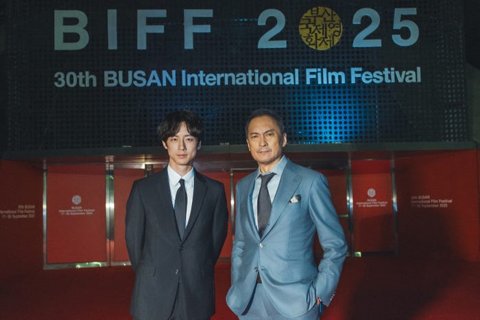 坂口健太郎、渡辺謙(提供写真)