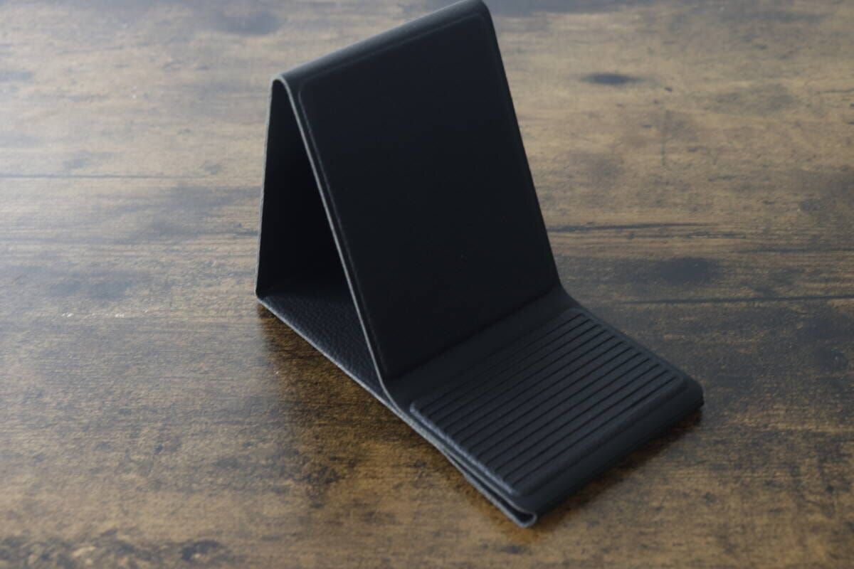 黒い折りたたみスマホスタンドを広げた状態 黒い折りたたみスマホスタンドを広げた状態