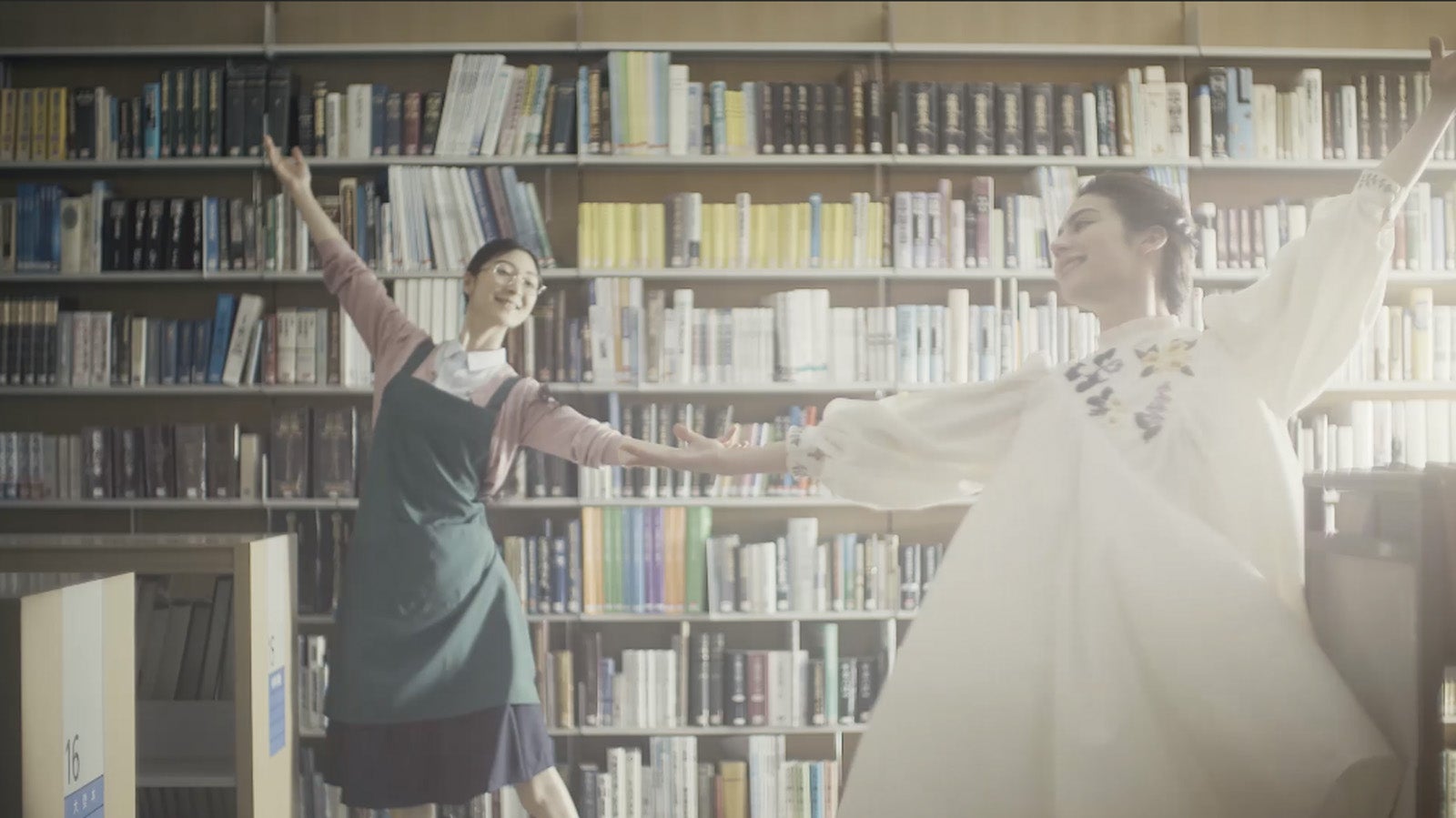 本に囲まれるとなぜかトイレに行きたくなる…？