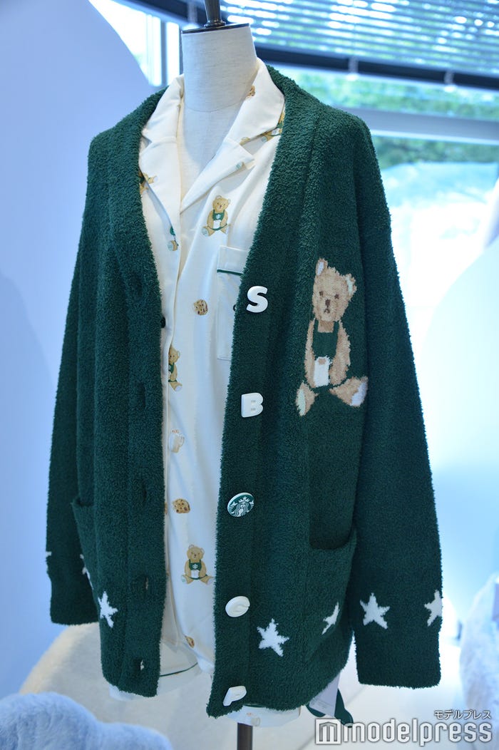 『gelato pique ベア柄カットソーシャツ アイボリー』¥9,900、『gelato pique ベア柄カットソーショートパンツ アイボリー¥7,000、『gelato pique パウダースタージャガードカーディガン グリーン』¥15,000(C)モデルプレス