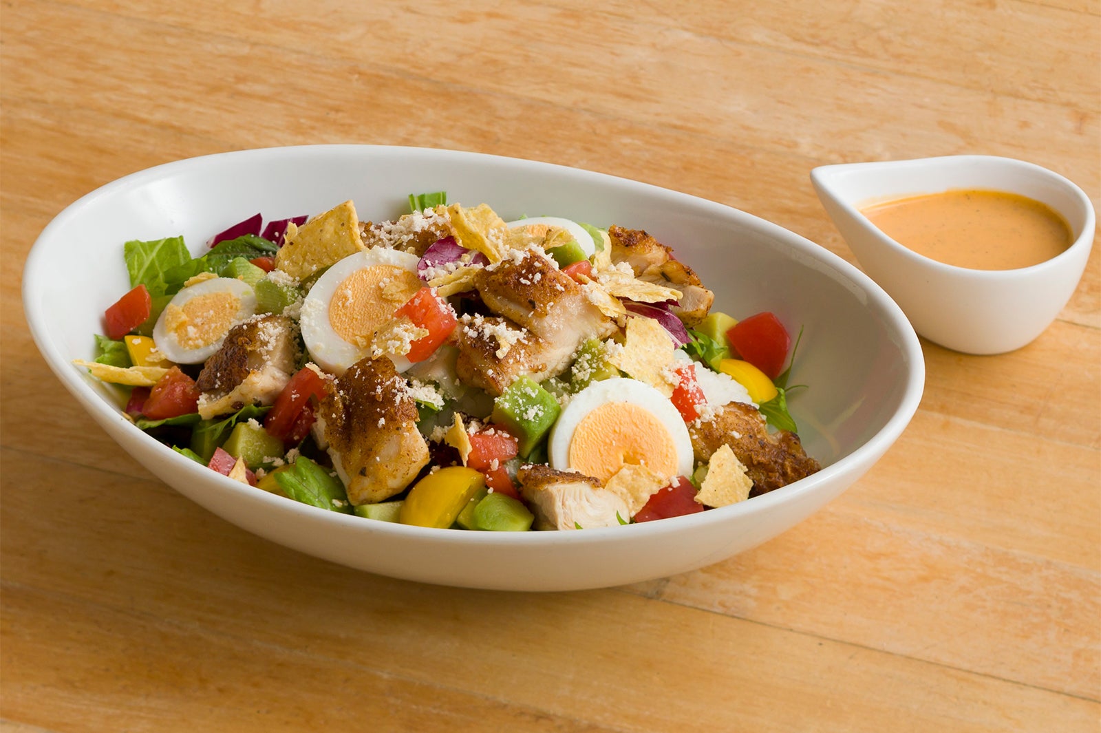 『チキンコブサラダボウル』1,300円（税別）／画像提供：EGGS’N THINGS JAPAN