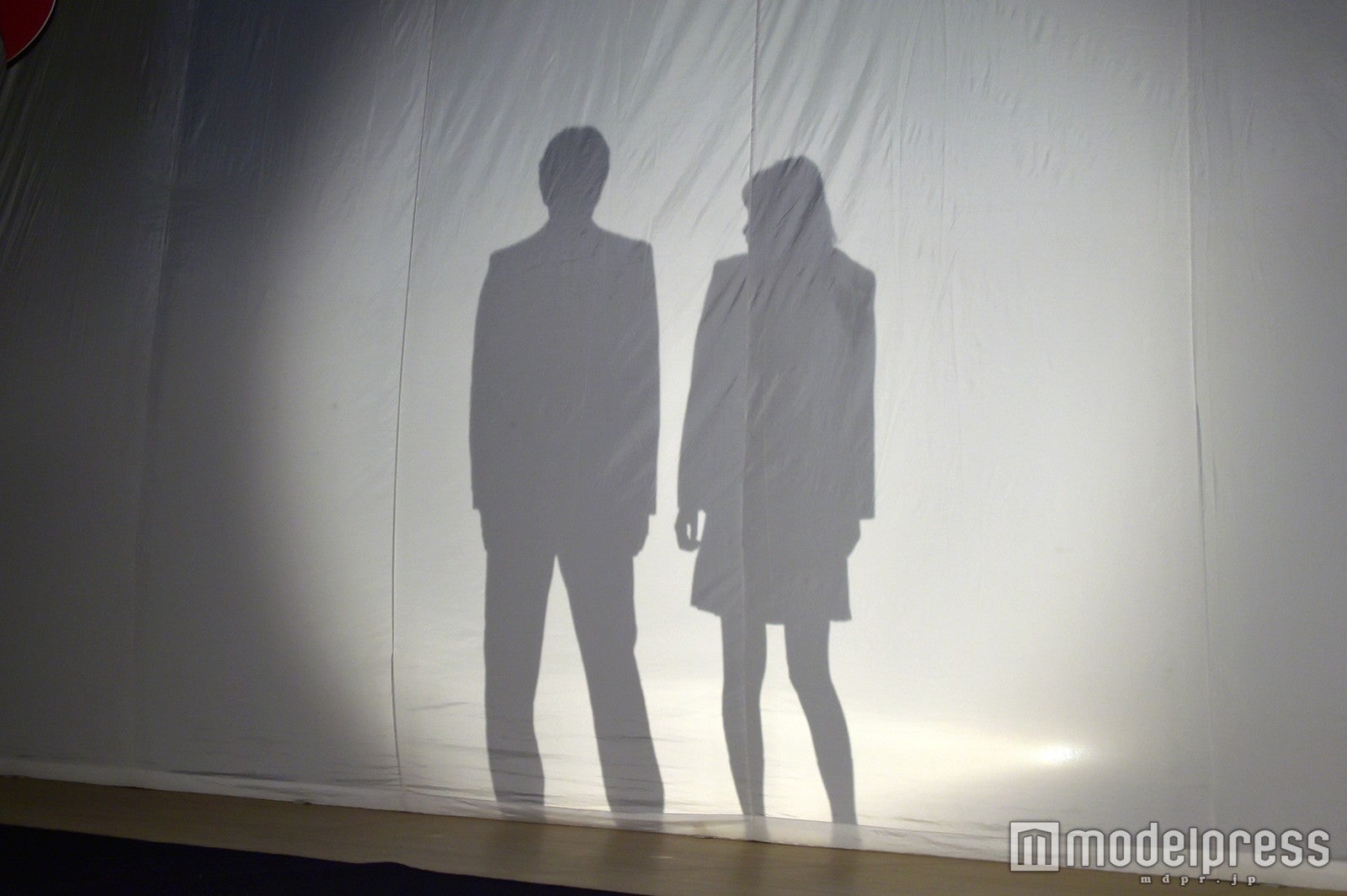 中川大志、飯豊まりえによる“カーテンの刑”再現 （C）モデルプレス